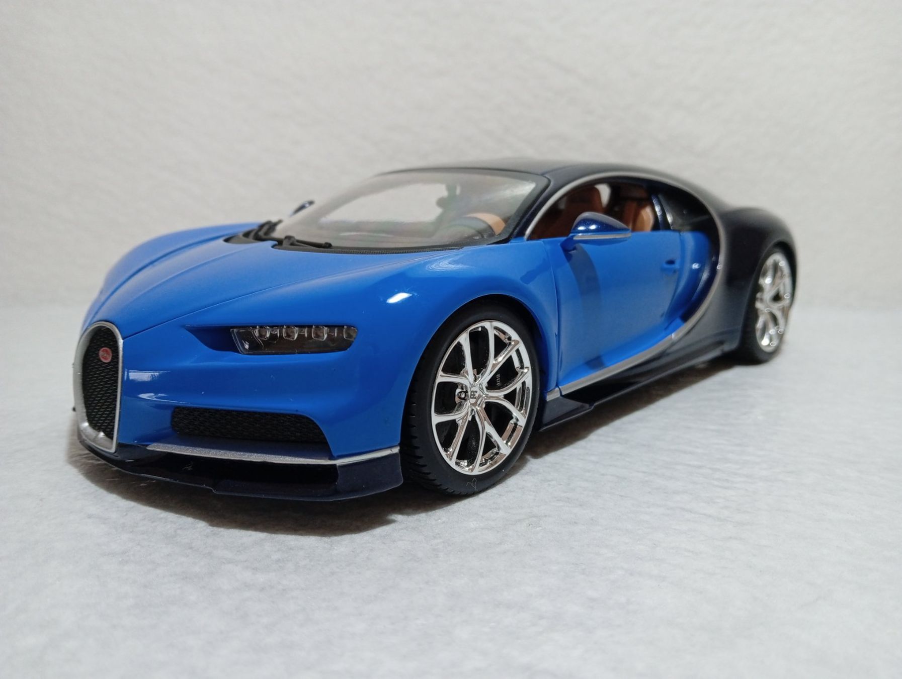 Bburago Modellini d'auto: Bugatti Chiron – Usato da Huttwil venduto da Secondtrain