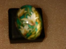 RING EDELSTHAL MIT BLUMEN,,GRÜN UND WEISS