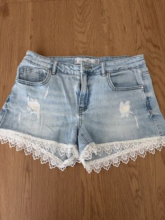 Jeansshorts mit Spitze Grösse 38 hellblau guter Zustand
