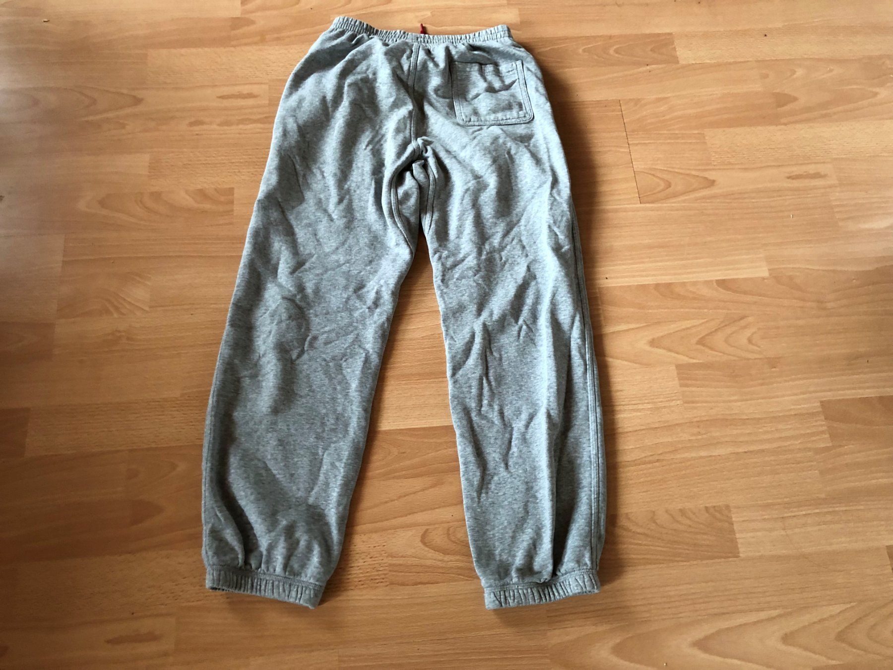Nike Hosen: NIKE FREIZEITHOSE GRAU GRÖSSE 152 -158 – Gebraucht aus hägendorf von  1