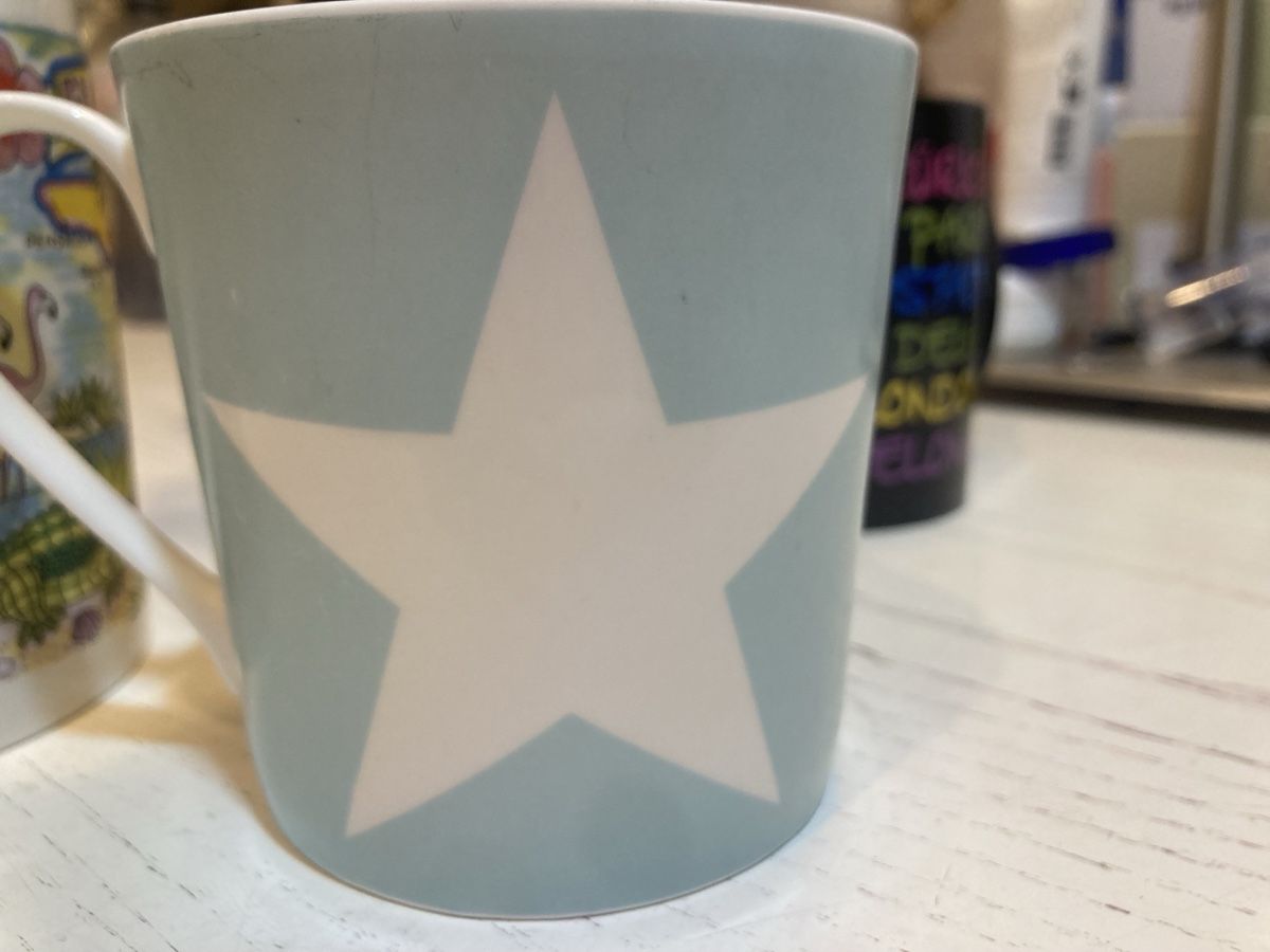 Tassen: Ceramic Mug Light Blue with White Star Pattern Design – Gebraucht aus Zürich von sele_x
