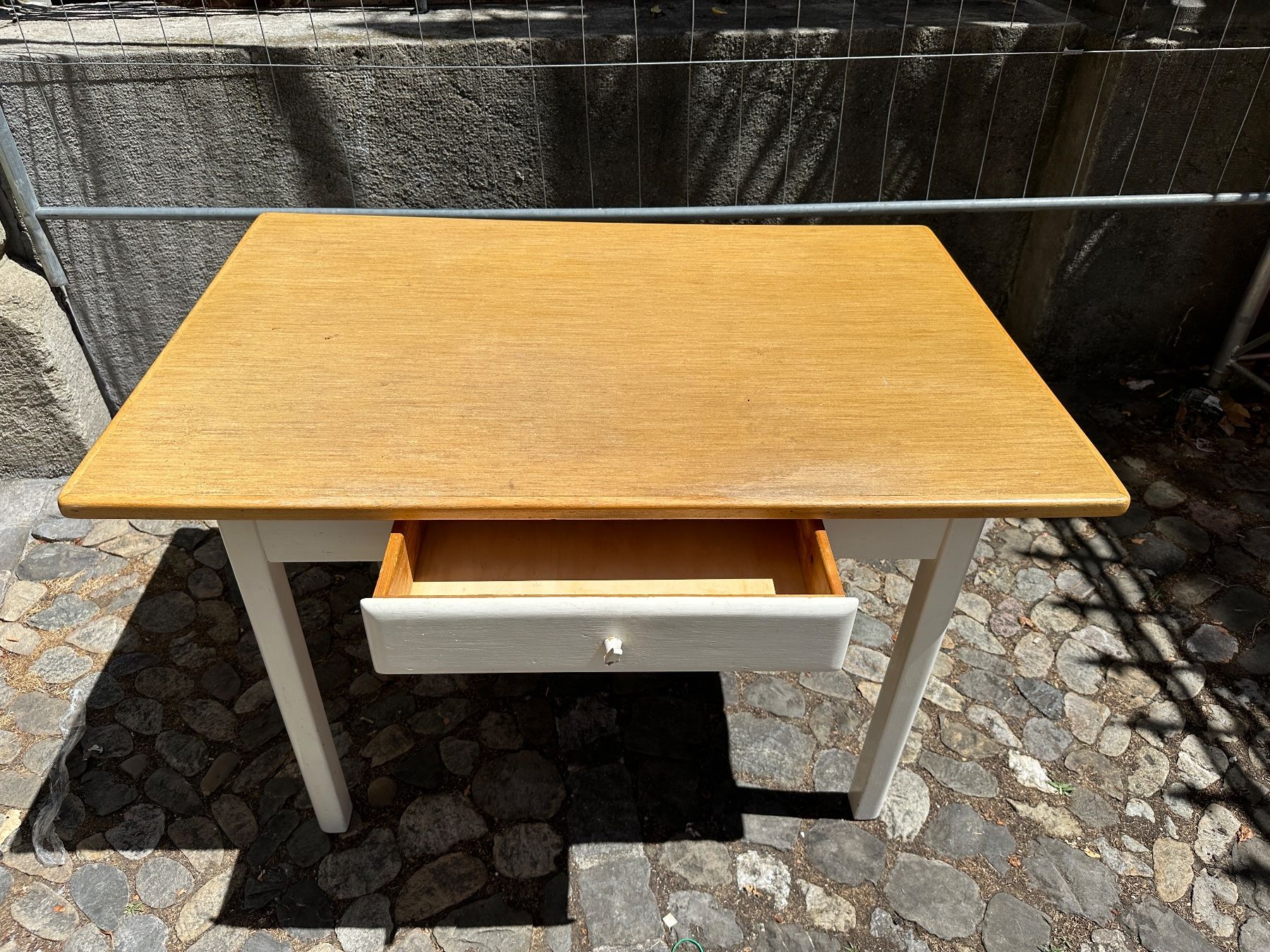 Tables: Holztisch mit Schublade – D'occasion à Zürich par atlantis77 1