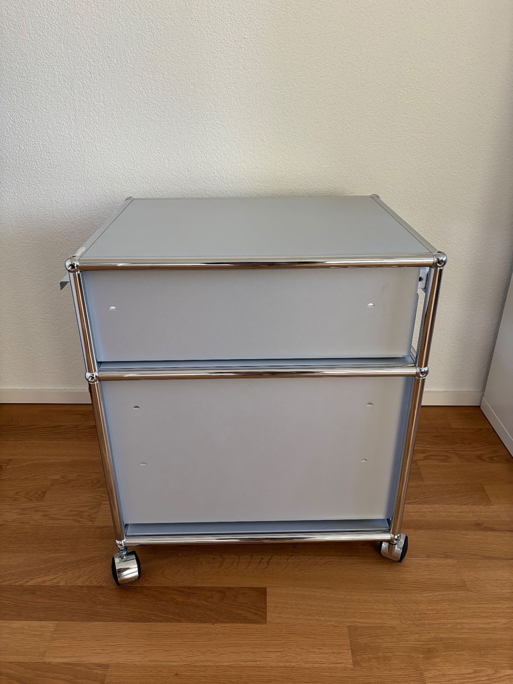 USM Banconi: USM Haller Rollcontainer, hellgrau – Usato da Olten venduto da len_y9n7 1