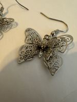 Silberfarbene Ohrringe im Schmetterling Design
