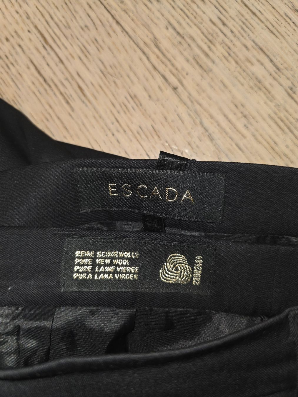 Escada Gonne: Escada Rock schwarz Grösse 34 neuwertig – Usato da Basel venduto da kar_jz7f 1