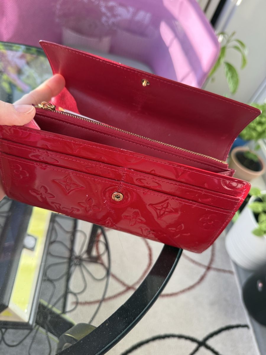 Louis Vuitton Portamonete: Louis Vuitton Geldbörse lackiert rot – Usato da Pratteln venduto da and_d9fc 4