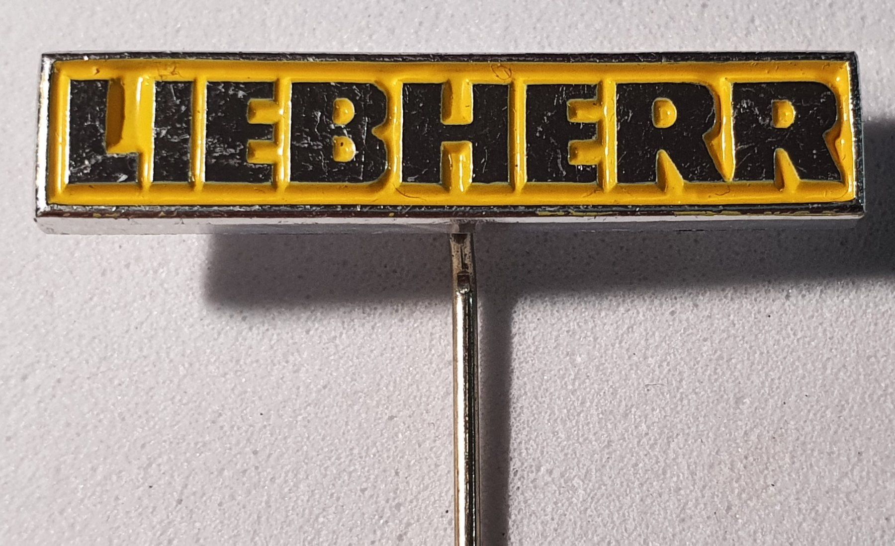 Spille & Fermagli: BB470 - Anstecknadel - LIEBHERR  Logo – Usato da Reinach BL venduto da Boston-Verkauf
