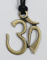 Halskette Om Symbol mit Metallanhänger