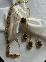 Parure bijoux couleur or avec pierres vertes état neuf