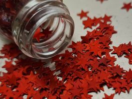 1 Fl. rote Glitzer Sternchen Streuer als Weihnachtsdeko .