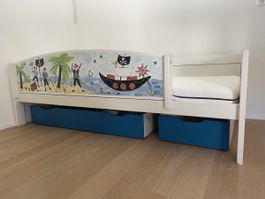 Kinderbett weiss Piratenmotiv inkl. Bettkasten und Matratze