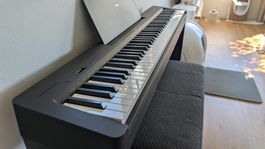 Digitalpiano Yamaha P-145 B mit Ständer und Hocker