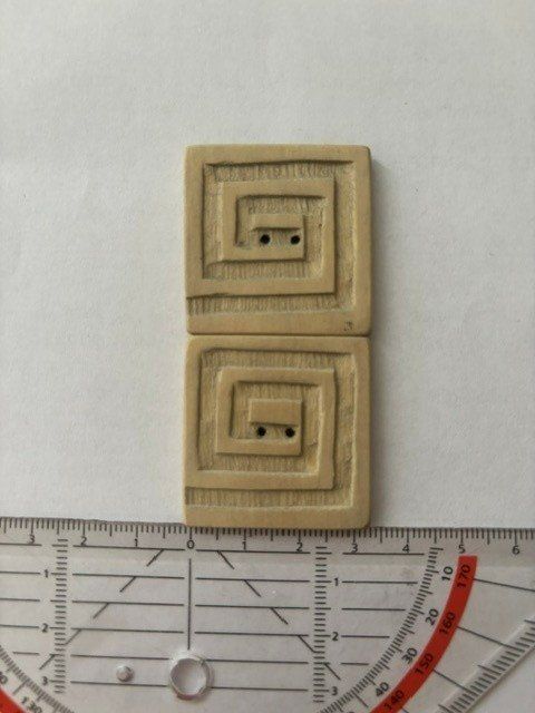Bottoni: Holzknöpfe, 2x, ca. 3.4cm breit, quadratisch – Usato da Basel venduto da machplatz 2