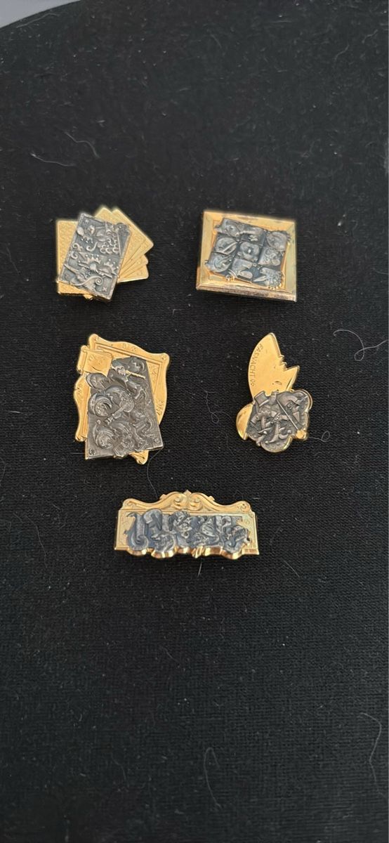 Placchette & Badge: 5 Bijou aus einen Setzkasten – Usato da Basel venduto da Fischstabli