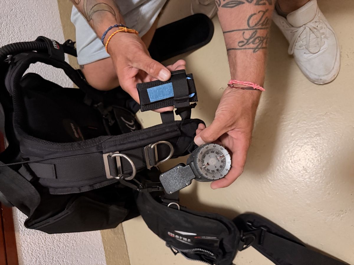 Mares Tauchanzüge: Tauchausrüstung Mares Jacket mit Flossen und Kompass – Gebraucht aus Bühler von ina_dfv6 1
