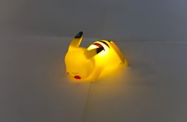 Pokemon - Nachtlicht / Lampe - Pikachu auf Bauch - MER