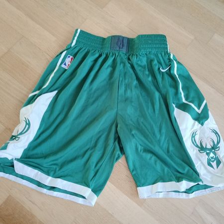 NBA MILWAUKEE BUCKS SHORTS // Gr M-L