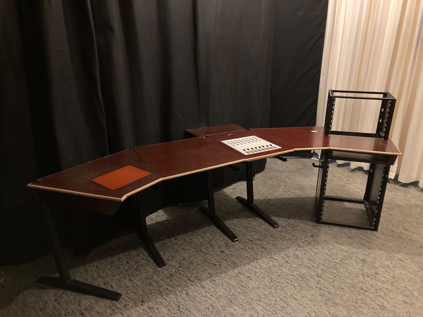Set de table et chaises: Studiomöbel mit passenden Mikrofon Scherenarm Halterung – D'occasion à Zürich par LuZ_8005