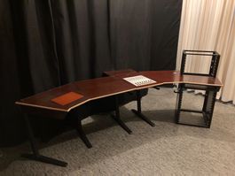 Studiomöbel mit passenden Mikrofon Scherenarm Halterung
