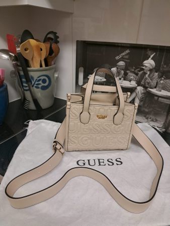 GUESS Umhängetasche klein creme – mit Staubbeutel