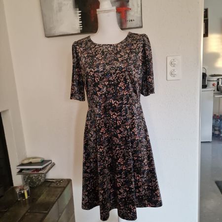 Hallhuber Samtkleid  schwarz bunt gemustert
