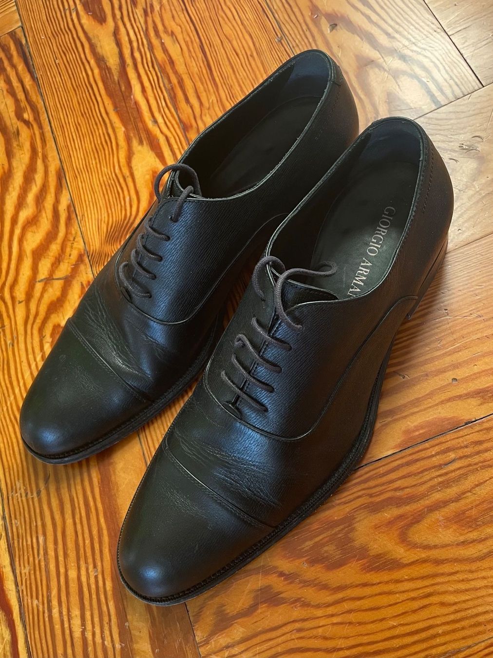 Armani Scarpe da uomo: Giorgio Armani derbies en cuir noir 44IT – Usato da Lausanne venduto da Taronshate