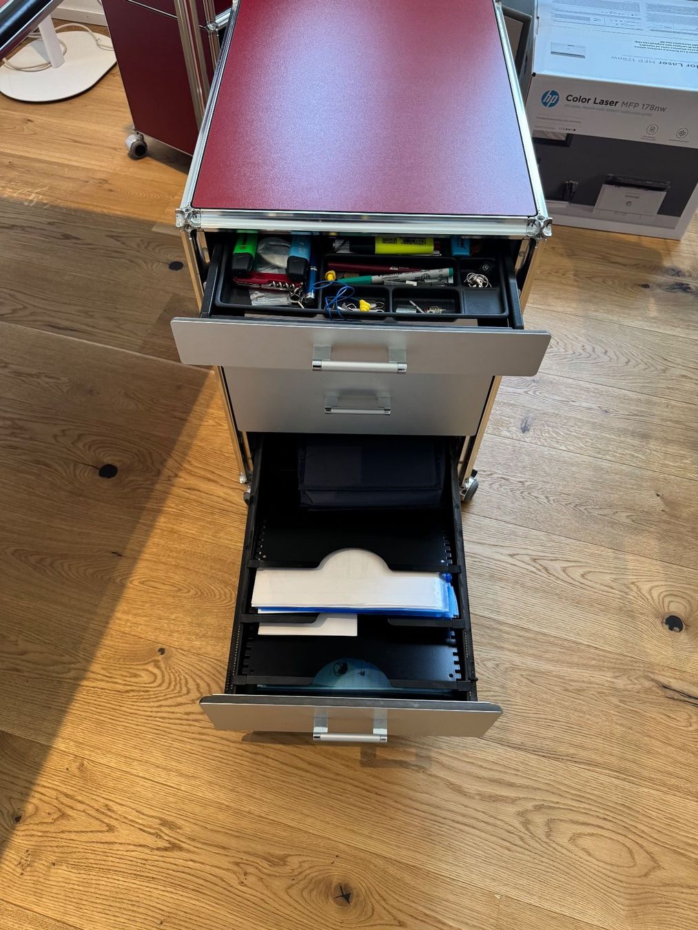 Scrivanie: Bürotisch, Schubladenrollcontainer, und Rollschrank – Usato da Weinfelden venduto da duk_mc2h 5