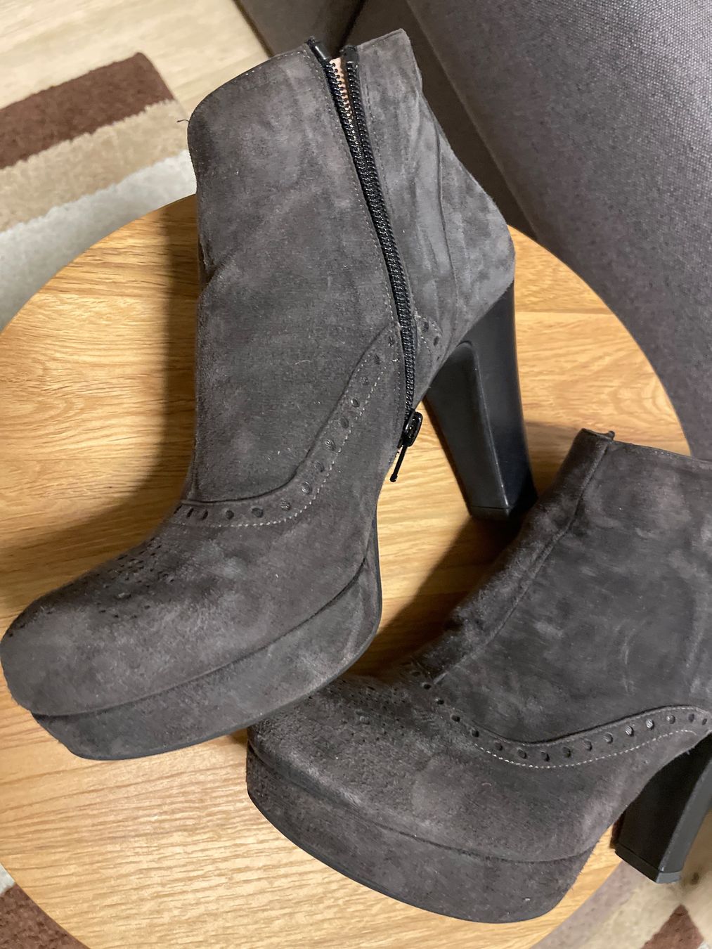 Scarpe da donna: Stiefelette Wildleder grau Les Venues Gr. 39 – Usato da Birsfelden venduto da Nic21 3