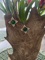 Elegante Ohrringe mit grünem Stein und Perlen