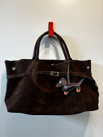 Handtasche braun mit Dackel Anhänger - neuwertig