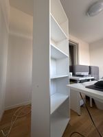 Bibliothèque haute blanche à 5 étagères en bon état