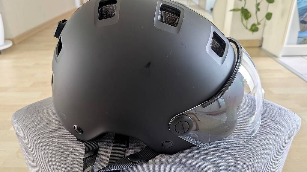 Caschi: Velohelm mit Visier Gr. L – Usato da Wallisellen venduto da ist_yj9n 3