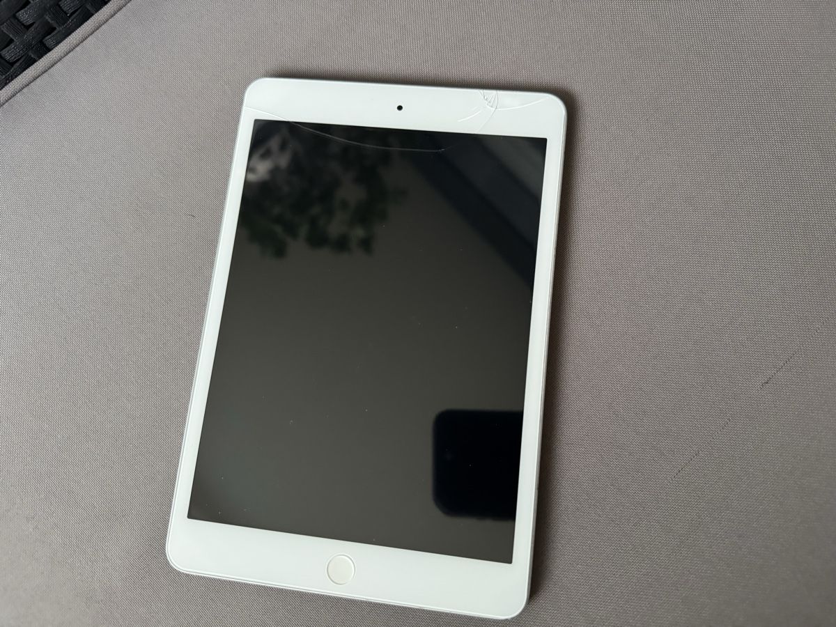 Apple Tablet PC: Apple iPad Mini – Defekt aus Lausanne von Denis- 1