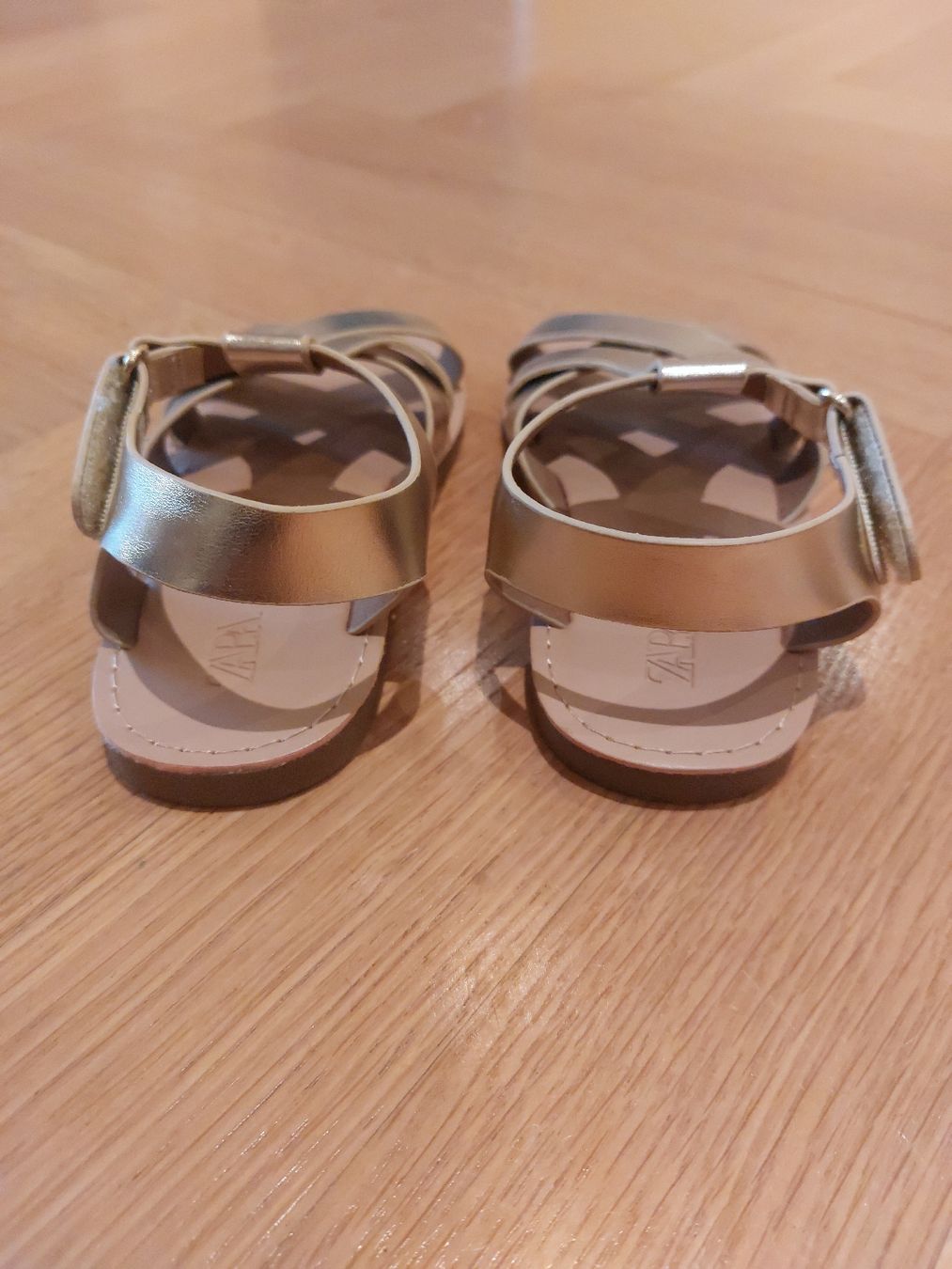 Zara Scarpe per ragazze: Zara Kids Gold Sandals - size 27 – Nuovo (secondo la descrizione) da Zürich venduto da Lolaad 2