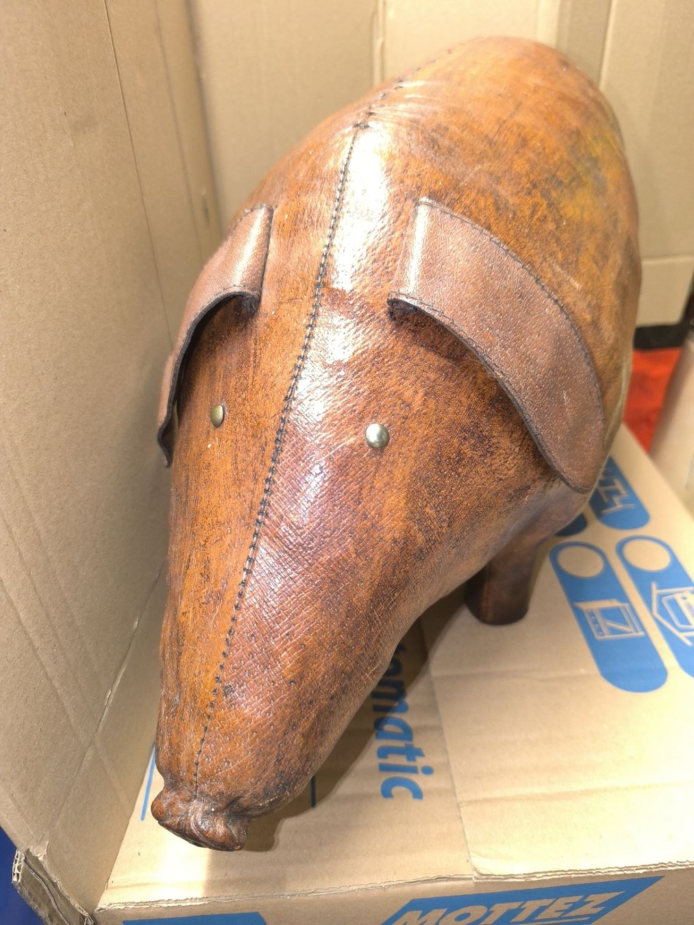 Hocker: Schwein Fusshocker Leder – Gebraucht aus Winterthur von Tinot