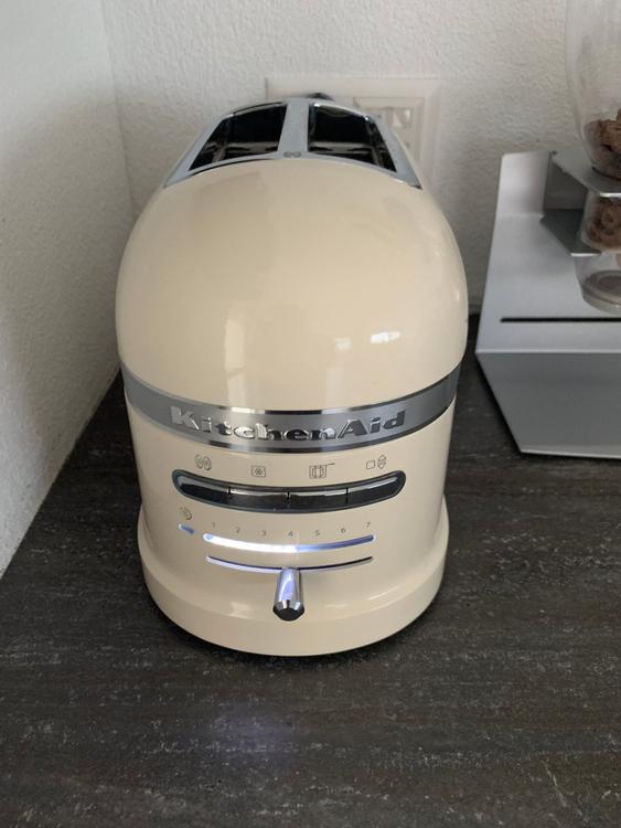 https://img.ricardostatic.ch/images/b9d72318-afc3-4e87-97c7-610d25a768ea/t_1000x750/toaster-marke-kitchen-aid-farbe-creme-neupreis-370