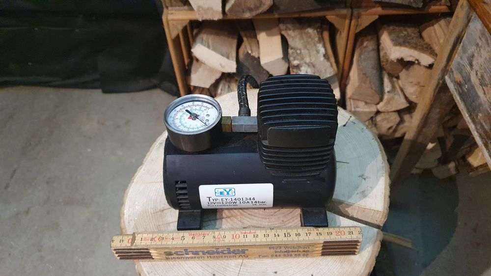 Mini Kompressor 12V (Gebraucht) in Ottikon b.Kemptth. für CHF 2 – mit ...