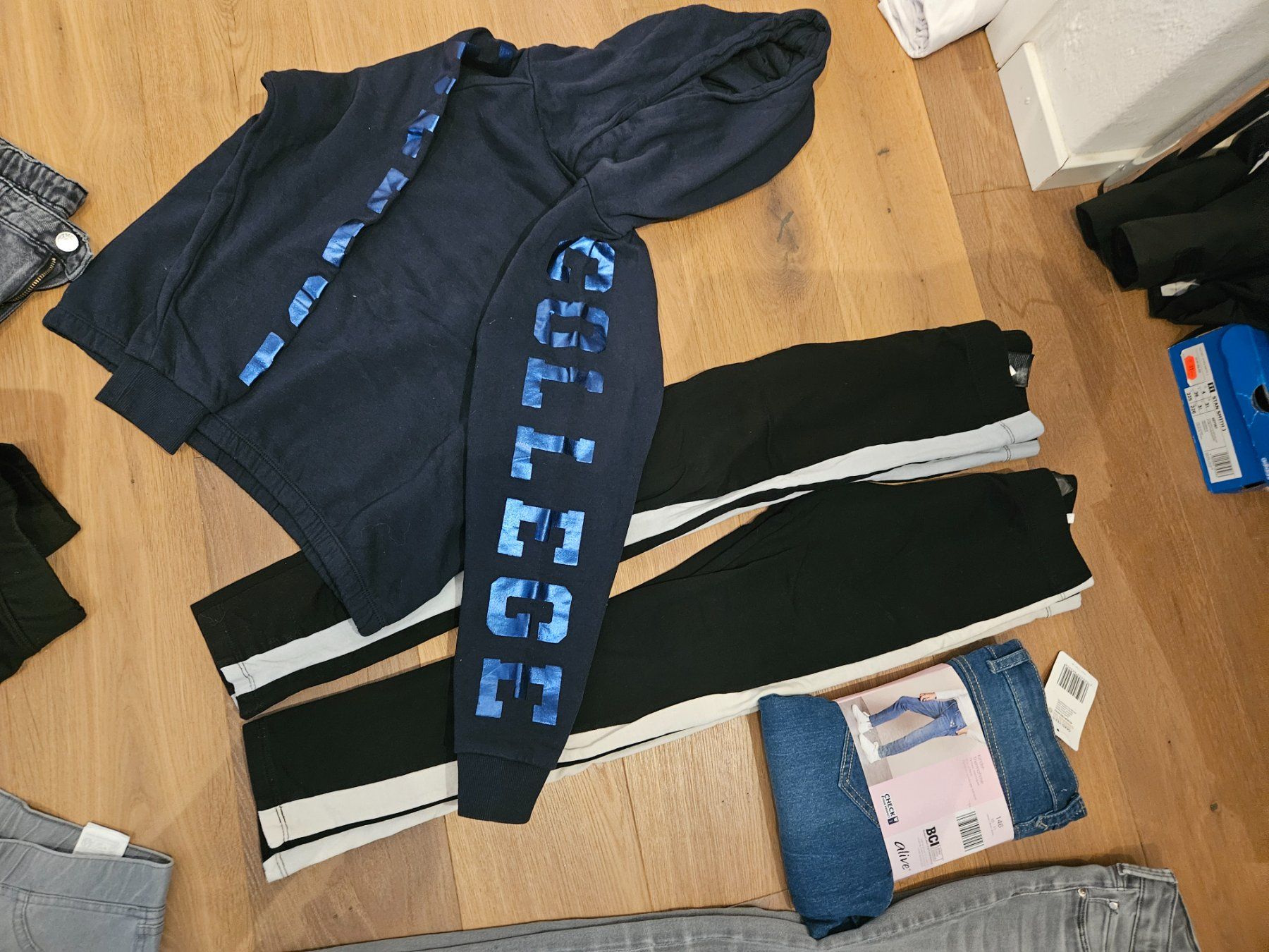 Lotti & Set di vestiti: Set mit Jeans, Pullover Gr.146 – Nuovo (secondo la descrizione) da Wangen ZH venduto da tulipe55 3
