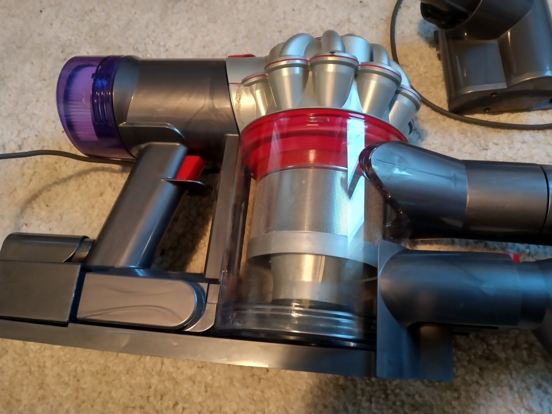 Dyson Aspirapolveri & Accessori: Handstaubsauger Dyson V8 – Usato da Prez-vers-Siviriez venduto da Monija70 1