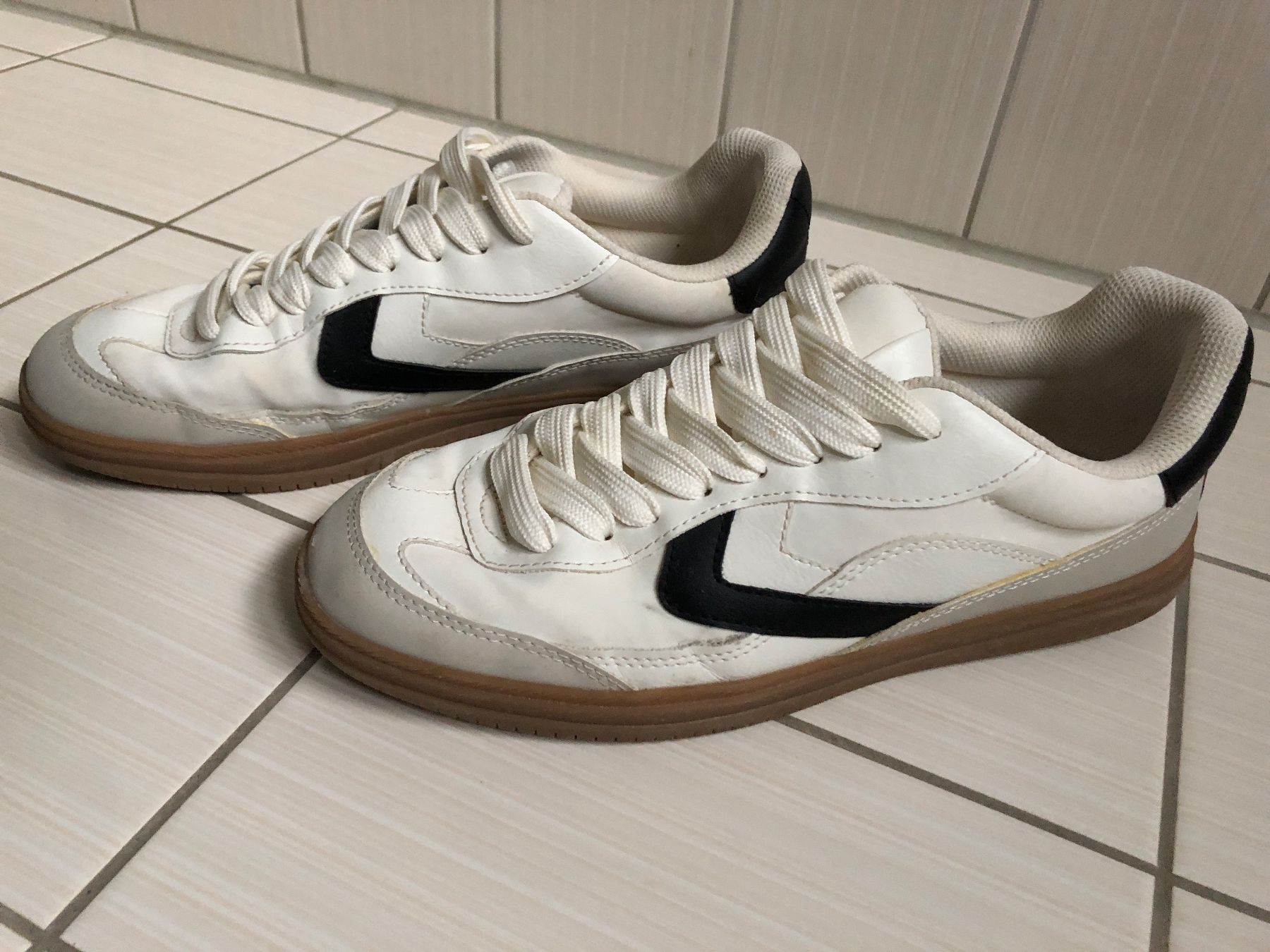 Bershka Herrenschuhe: Sneaker Herren 44 – Gebraucht aus Arth von Vrecam51