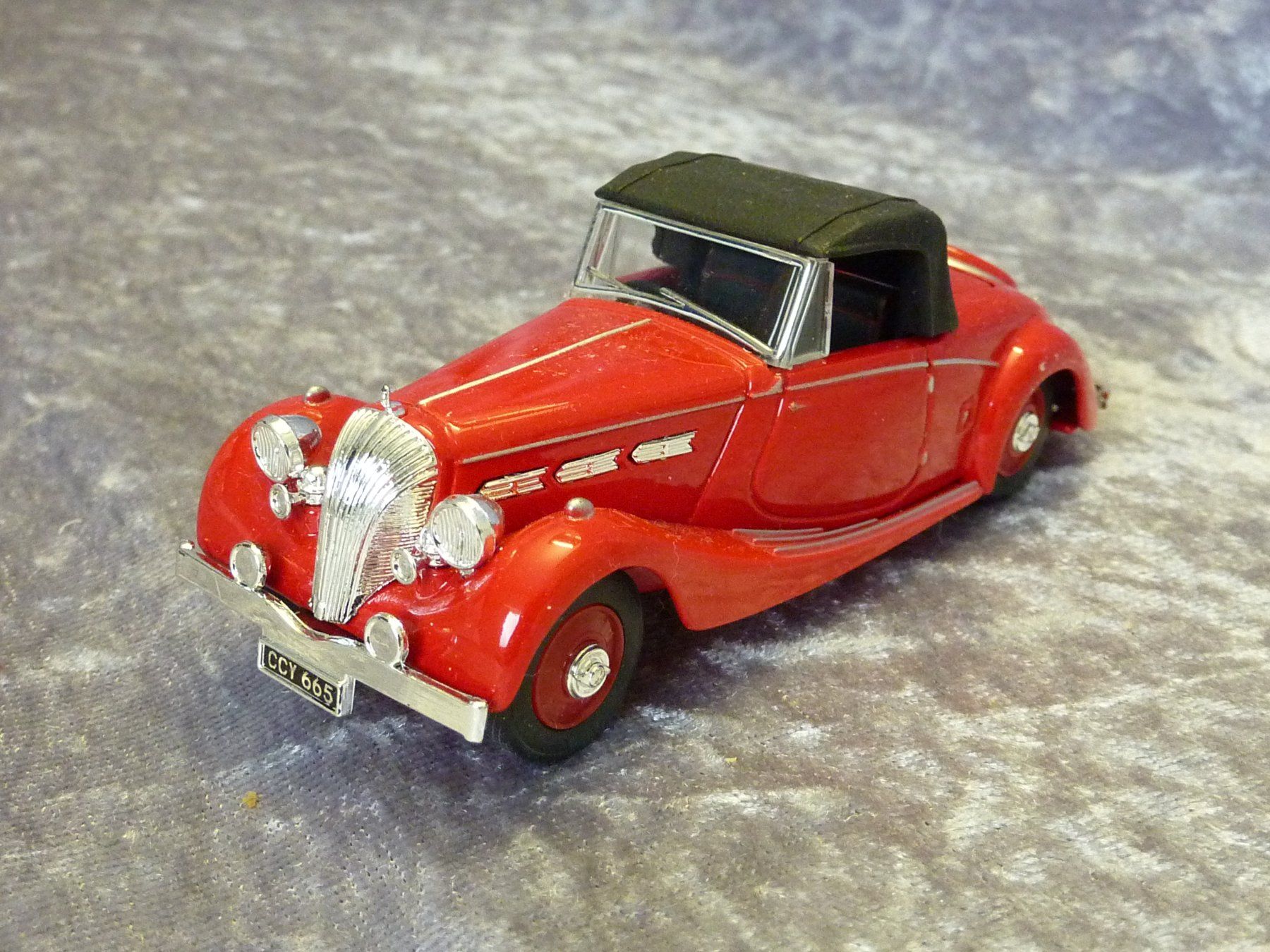 Dinky Toys Modellini d'auto: Triumph Dolomite  1939  1:43 – Nuovo e nell'imballaggio originale da Dürrenäsch venduto da modellautos4you 1