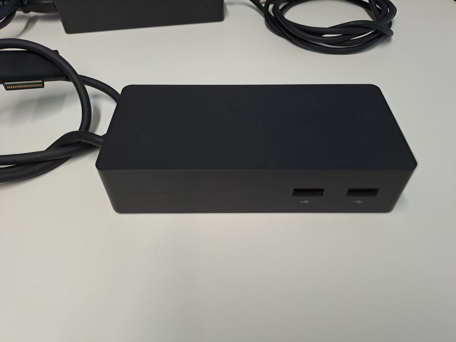 Microsoft Dockingstation: Microsoft Surface Docking Station + 2 x Anschlusskabel – Gebraucht aus Sachseln von Grogettli 1