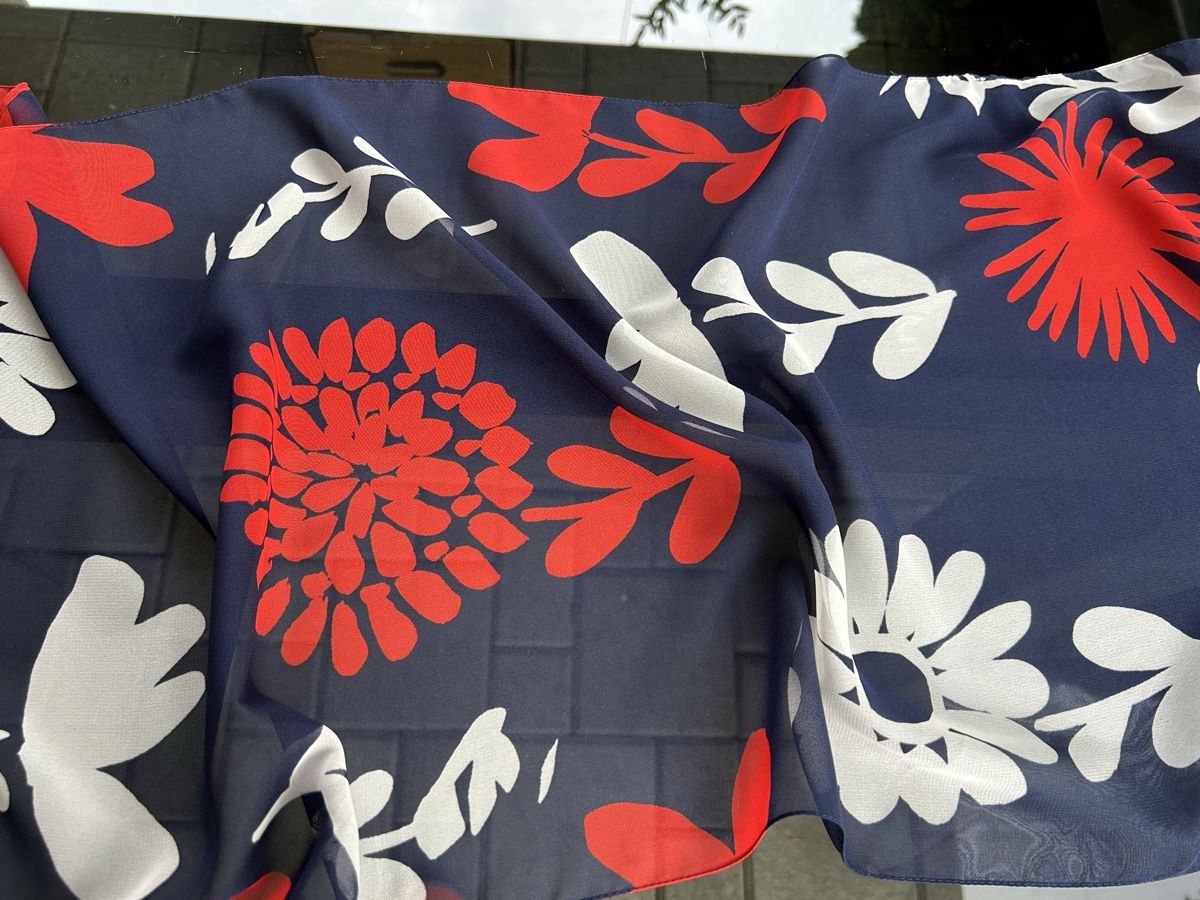 Foulards, Tücher & Schals: Charming Floral Scarf - Red, White & Navy - Perfect Gift – Neu (gemäss Beschreibung) aus Saland von ele_vc96 2