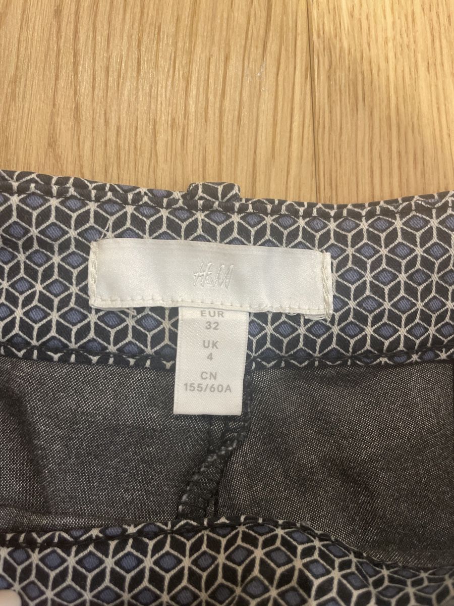 H&M Pantaloni: Gemusterte Hose von H&M, Gr. 32 – Usato da Arbon venduto da llaauraa 2