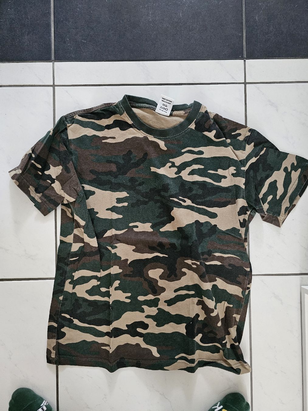 T-shirt: Cooles Tarnmuster T-Shirt, Grösse M – Usato da Zürich venduto da -iwan-