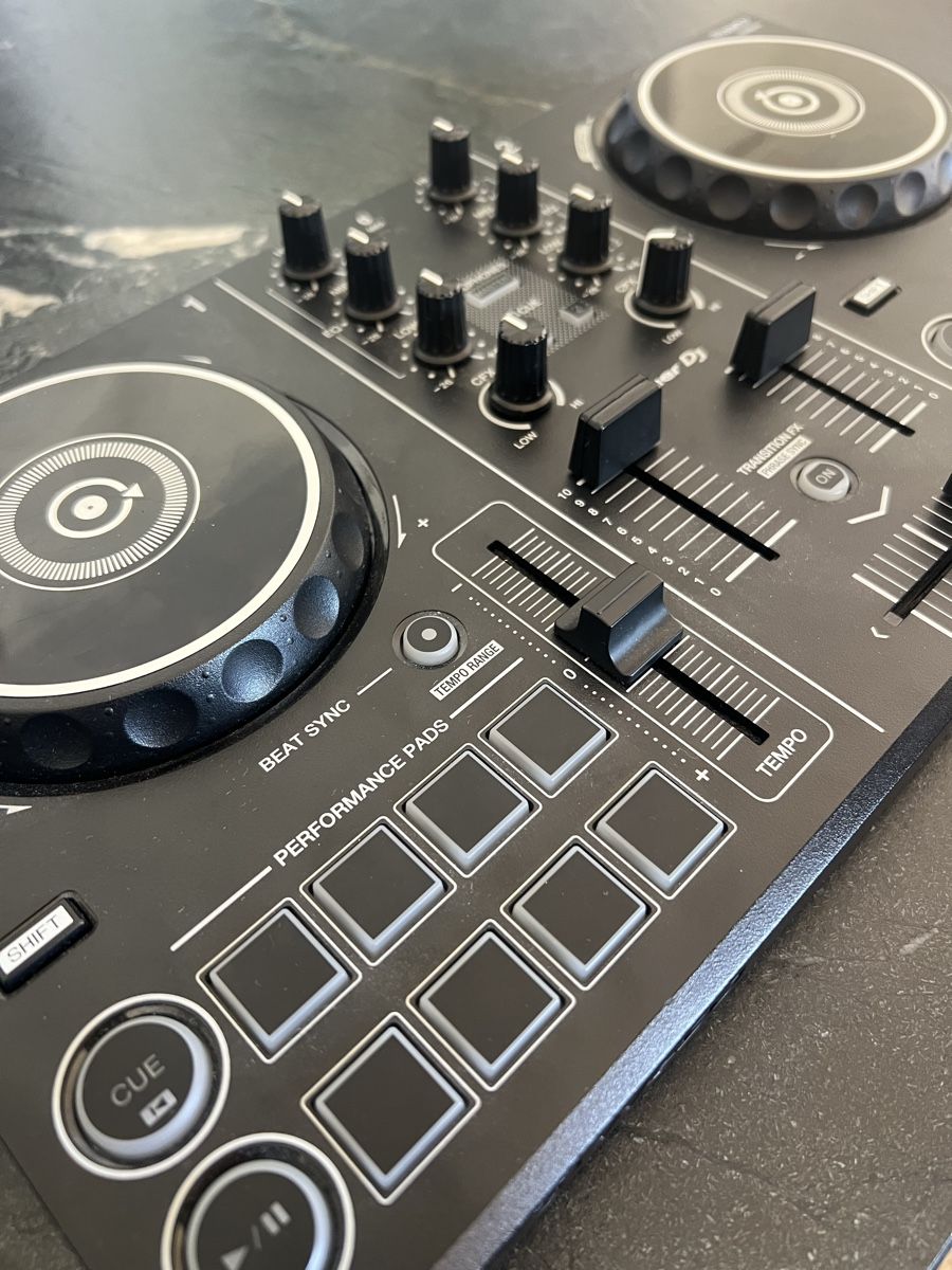 Pioneer Console di mixaggio: Pioneer DJ - Smart DJ Controller DDJ-200 – Usato da Altnau venduto da Dave1979