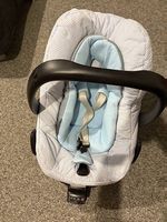 Babyschale (Autositz) mit Izofixstation und Babyablage