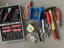 Lot d'outils avec coffret et bacs de rangement divers