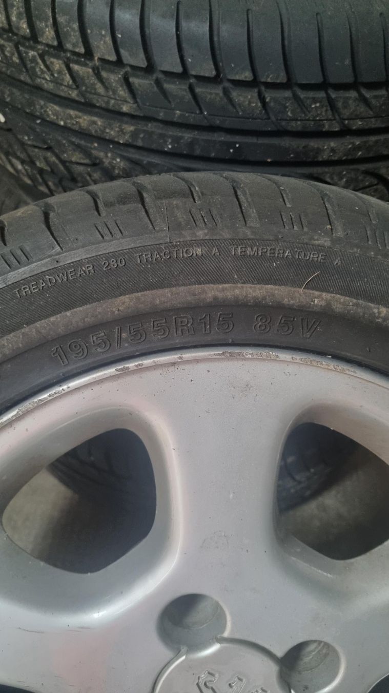 Peugeot Pneus & Kompletträder: Roue  monter sur jante aluminium pour Peugeot 306 – Gebraucht aus La Chaux-de-Fonds von flasch02 2
