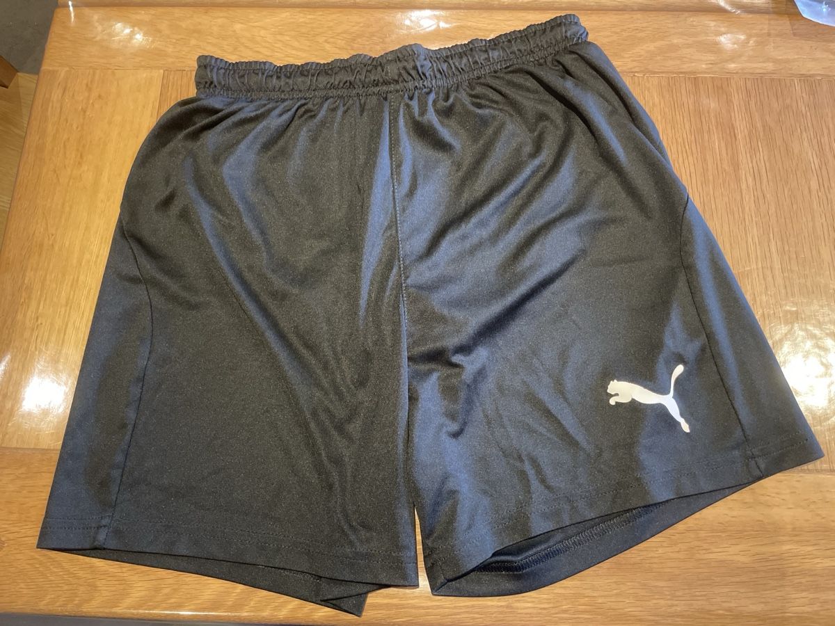 Puma Pantaloni: Short Puma taille 14 ans – Nuovo (secondo la descrizione) da Martigny-Croix venduto da jen_t9fp